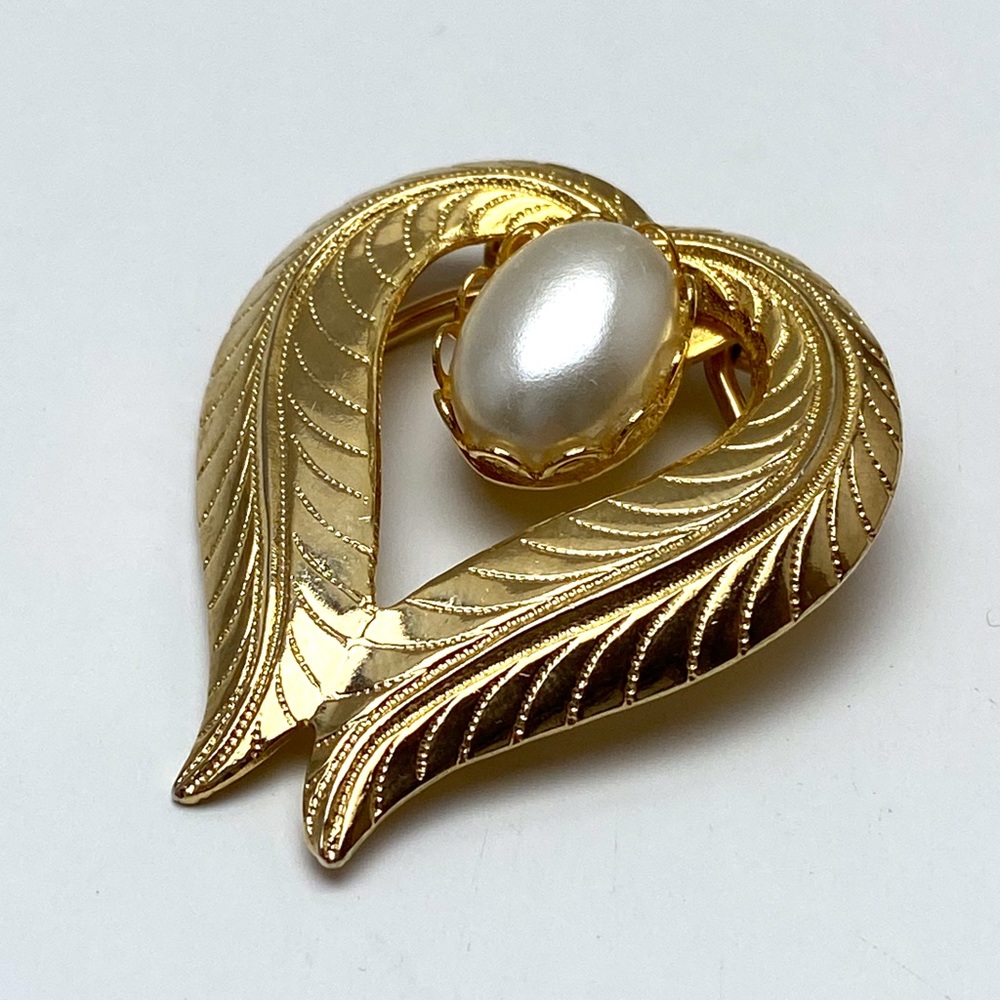 Jeri Lou Vintage Gold Toned Pearl Scarf Clip
